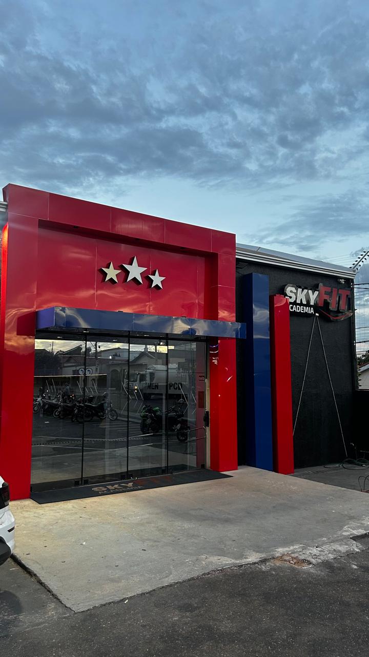 Fachada da SkyFit Rondonópolis ao entardecer