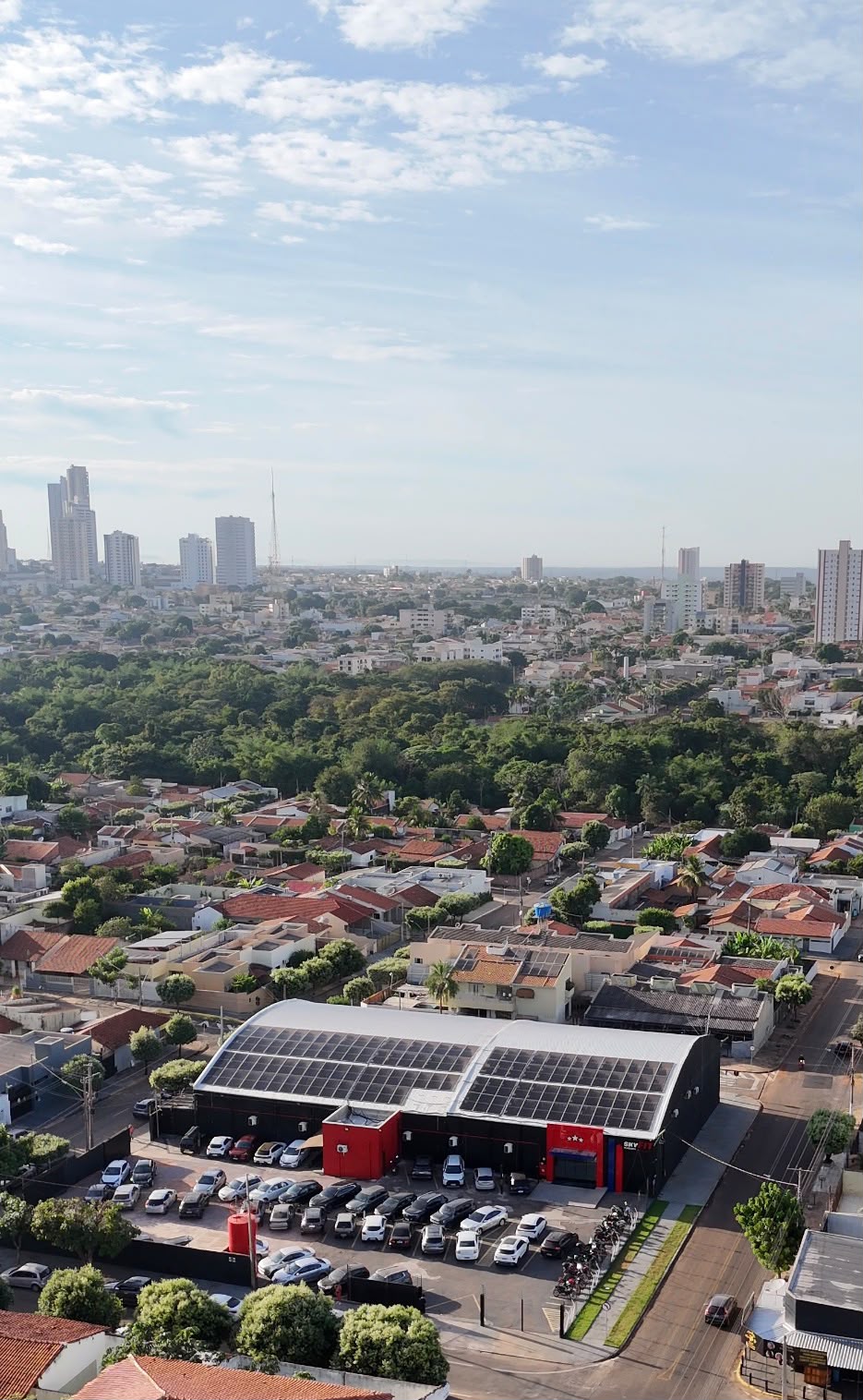 Vista aérea da SkyFit Rondonópolis mostrando o tamanho da estrutura e o estacionamento amplo
