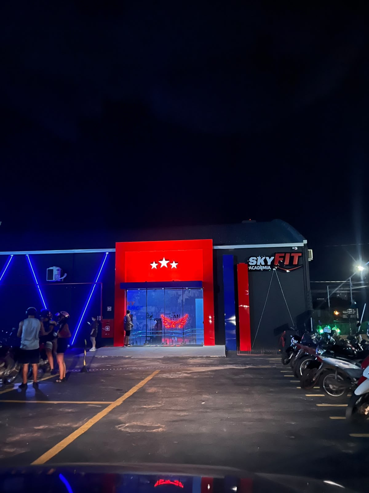 Fachada da SkyFit Rondonópolis iluminada à noite